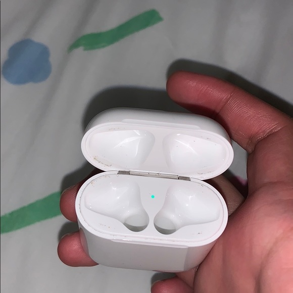 Airpod case without the airpods - Picture 3 of 3
